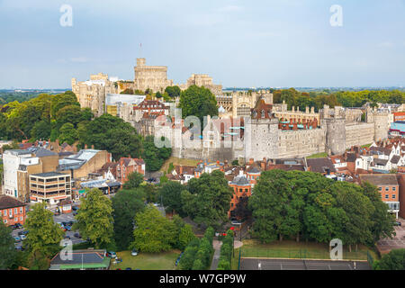 Panoramablick auf königliche Residenz und historischen Gebäude Schloss Windsor und die Stadt Windsor, Berkshire, Großbritannien Stockfoto