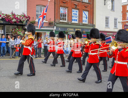 Soldaten der Haushalt Truppen Marsch durch die Innenstadt während der Änderung der Palastwache Zeremonie, Windsor, Berkshire, Großbritannien Stockfoto