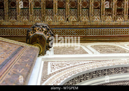 Detail einer hölzernen Tür Scharnier, gestaltet und von Hand bemalt. Bahia Palast, Marrakesch. Stockfoto