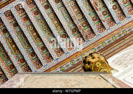 Detail der Holzdecke, geschnitzt und von Hand bemalt. Bahia Palast, Marrakesch. Stockfoto