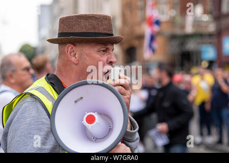 März Führer durch einen Lautsprecher an sich Tommy Robinson Protestkundgebung in London, UK singen. Zorn, Wut Stockfoto