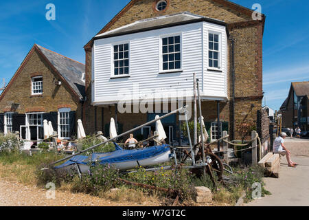 Der Whitstable, ehemaliger Oyster Oyster Company Store, jetzt ein Seafood Restaurant am Meer in Whitstable, Kent, Großbritannien Stockfoto