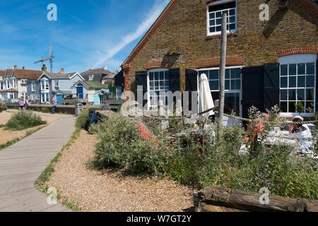 Der Whitstable, ehemaliger Oyster Oyster Company Store, jetzt ein Seafood Restaurant am Meer in Whitstable, Kent, Großbritannien Stockfoto