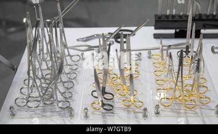 Nahaufnahme von chirurgischen Instrumenten für den Betrieb Stockfoto