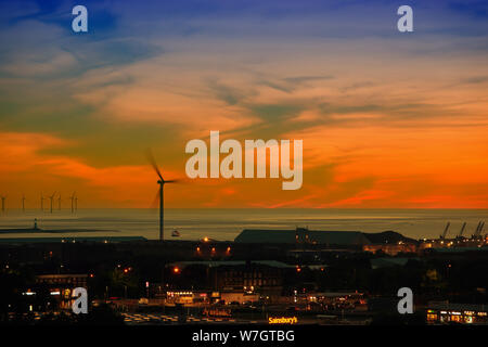 Blick über den Fluss Mersey bei Sonnenuntergang in Richtung Burbo Bank Offshore Windparks in Liverpool Bay von hoch oben in Everton Park genommen Stockfoto