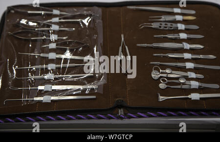 Schließen Sie die Einrichtung des chirurgischen Instrumenten Tasche Stockfoto