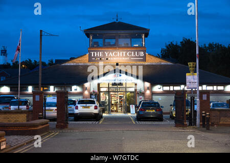 Liverpool Yacht Club Bar und Restaurant an der Liverpool Marina Coburg Dock in der Abenddämmerung. Stockfoto