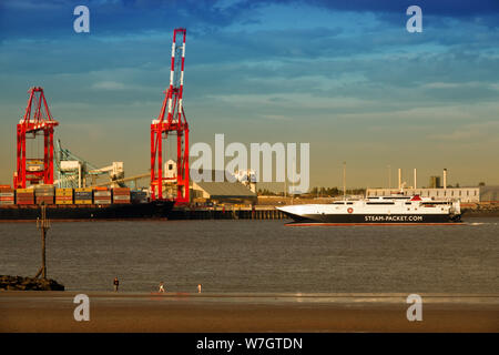 Die Isle of Man Steam Packet Company High-Speed Katamaran segeln Manannan Vergangenheit Liverpool 2 Tiefsee- Container Terminal im Hafen von Liverpool Stockfoto