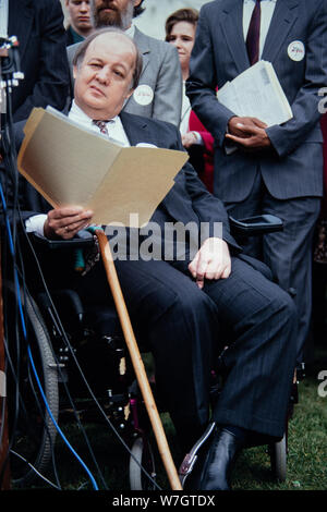 James Brady, der ehemalige Pressesprecher des Weißen Hauses unter US-Präsident Ronald Reagan, besucht einen Protest gegen die Aufhebung der Angriff Waffen Verbot auf dem Capitol Hill März 22, 1996 in Washington, D.C. Das US-Repräsentantenhaus gewählt, um die Angriff-Typ Waffen zu heben Verbot durch eine Stimme von 239-173. Stockfoto