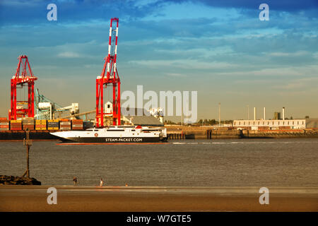 Die Isle of Man Steam Packet Company High-Speed Katamaran segeln Manannan Vergangenheit Liverpool 2 Tiefsee- Container Terminal im Hafen von Liverpool Stockfoto