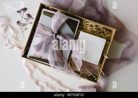 Aufnahme eines wunderschön verpackten Geschenks über dem Kopf Stockfoto