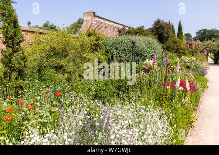 Anfang Sommer in die Gärten Skizzofrenik Hall, North Yorkshire UK Stockfoto