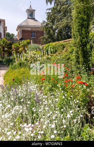 Anfang Sommer in die Gärten Skizzofrenik Hall, North Yorkshire UK Stockfoto