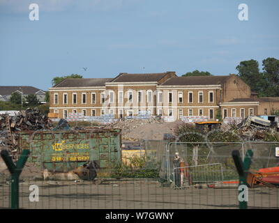 Sheerness, Kent, Großbritannien. 6. August 2019. Die sheerness Stahlwerk Abriss ist fast komplett mit nur einem Panel des riesigen Struktur links steht an diesem Nachmittag. Pic: in einem denkmalgeschützten ehemaligen militärischen Krankenhaus vor Ort. Credit: James Bell/Alamy leben Nachrichten Stockfoto