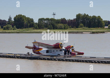 Eine 77 Jahre alte Grumman Goose G-21 ein Flugboot mit dem Port float zurückgezogen, Docking für Pkw in Richmond, Kanada ermöglichen Stockfoto