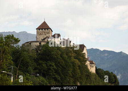 Die Höhenburg in Vaduz, Liechtenstein, die als Residenz der Fürstbischöfe und der königlichen Familie dient. Stockfoto