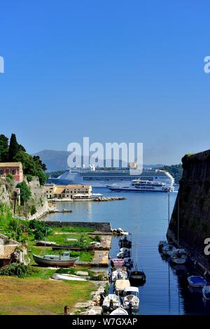 Kreuzfahrtschiff, Faliraki, Korfu Stadt, Kerkyra, Korfu Griechenland Stockfoto