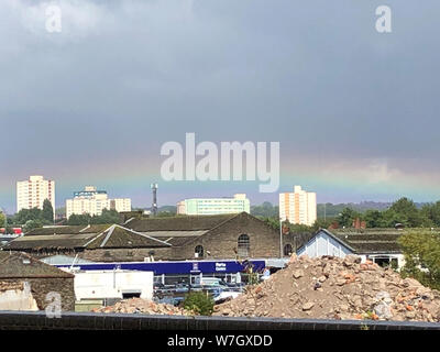 Ein Regenbogen über Bristol, entsprechend dem Met Office ist es aufgrund der Position des Beobachters und das Licht brechenden Hochnebelartig cloud. Stockfoto