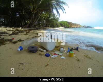 Kunststoff am Strand. Kunststoff, die bis auf den Strand gespült, nachdem man am Meer gekippt wird. Karibik, Mais Inseln, Nicaragua. Kunststoffabfälle im Ozean Stockfoto