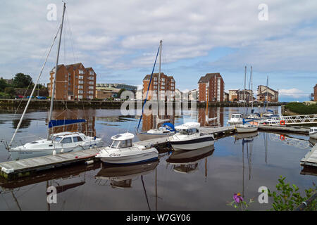 Yachten auf Ponton Verankerung auf dem Fluss Ayr, Ayr, South Ayrshire, Schottland, Großbritannien Stockfoto