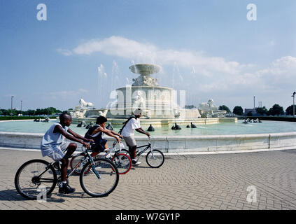 Bicylists rund um die James Scott Memorial Brunnen auf Detroit Belle Isle, einmal - posh Island Park in der Detroit River, Detroit, Michigan Stockfoto