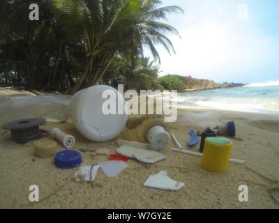 Kunststoff am Strand. Kunststoff, die bis auf den Strand gespült, nachdem man am Meer gekippt wird. Karibik, Mais Inseln, Nicaragua. Kunststoffabfälle im Ozean Stockfoto