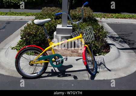 Fahrräder, die von den Mitarbeitern verwendet werden, sind zwischen den Gebäuden zu fahren. Google Hauptquartier, Mountain View, Kalifornien Stockfoto