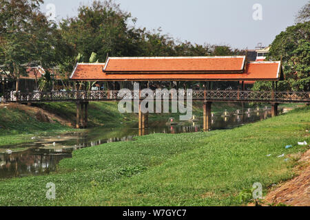 Überdachte Fußgängerbrücke über Siem Reap Fluss in Siem Reap (siemreap). Kambodscha Stockfoto