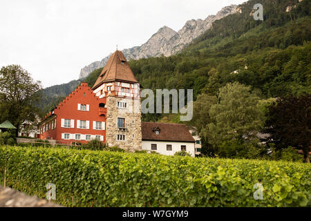 Das Rote Haus in Vaduz, Liechtenstein, ist eine berühmte privates Haus im Jahre 1338 erbaut und von Royal des Prinzen Weinbergen umgeben. Stockfoto