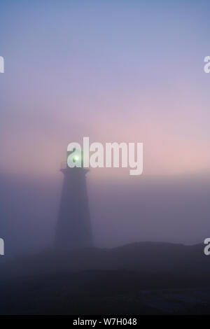 Cape Spear Leuchtturm im Nebel am frühen Morgen, St. John's, Neufundland, Kanada. Stockfoto