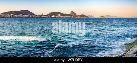 Panoramabild vom Strand Copacabana und Zuckerhut im Hintergrund, während Sie am späten Nachmittag in Rio de Janeiro Stockfoto