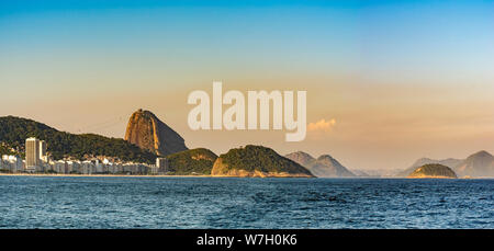 Panoramabild vom Strand Copacabana und Zuckerhut im Hintergrund, während Sie am späten Nachmittag in Rio de Janeiro Stockfoto