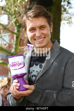 Mark Owen von der Boy Band Take, die St. Georges Hospital in Tooting besucht und sucht, um Spenden für die Wohltätigkeitsorganisation des Krankenhauses zu erhalten, redaktionelle Bild Stockfoto