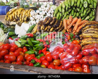 Nicaragua, Leon, Zentral gelegenes Amerika. Markt mit Essen, Obst, Gemüse und Waren. Stockfoto