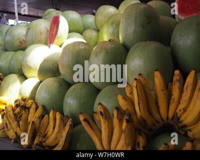Nicaragua, Leon, Zentral gelegenes Amerika. Markt mit Essen, Obst, Gemüse und Bananen waren. Stockfoto