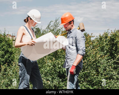 Junge Ingenieur Frau und ihre untergeordneten Arbeitnehmer Stockfoto