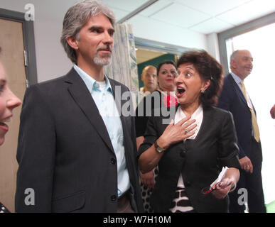 Formel-1-Rennfahrer Damon Hill Visits St Georges Hospital in Tooting UK auf den neuen Drachen für Kinder in der Gemeinde und Überraschungen ein Ventilator, Juni 2009 öffnen. Editorial Bild Stockfoto