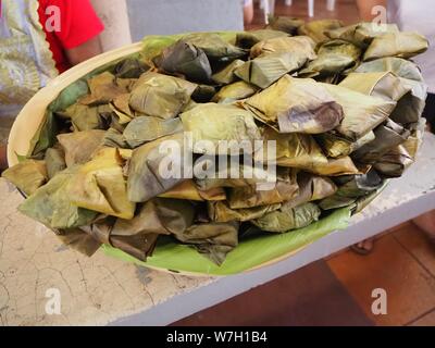 Nicaragua, Leon, Zentral gelegenes Amerika. Markt mit Essen, Obst, Gemüse und Waren. Tamales in Bananenblättern Stockfoto