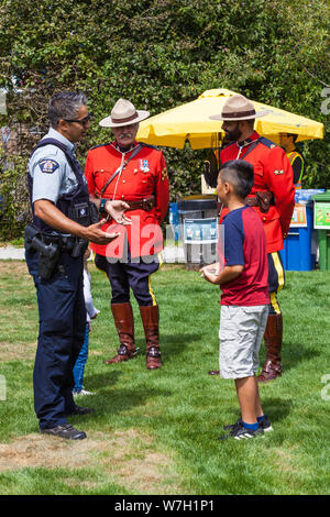 Königliche kanadische Mounties Interaktion mit der Öffentlichkeit am2019 Richmond Maritime Festival in Steveston British Columbia Stockfoto