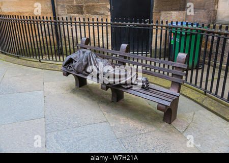 Statue des obdachlosen Jesus Glasgow, Bronzeskulptur des kanadischen Bildhauers Timothy Schmalz auf dem Nelson Mandela Platz im Stadtzentrum, Schottland, Großbritannien Stockfoto