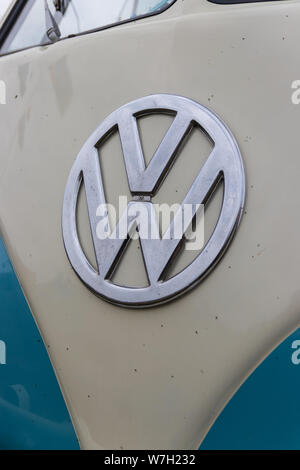 Eine Nahaufnahme eines Chrom VW oder Volkswagen Schriftzug auf einem Wohnmobil Stockfoto