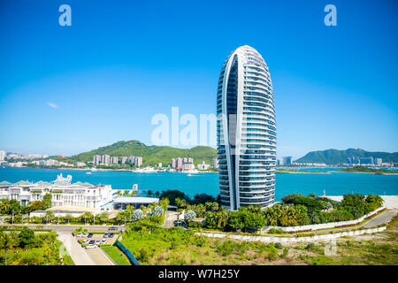 Sanya, Hainan Island, China - 22.06.2019: in der Nähe von künstlichen Phoenix Island mit seinen berühmten skyscrappers in Sanya, Hainan Island, China Stockfoto