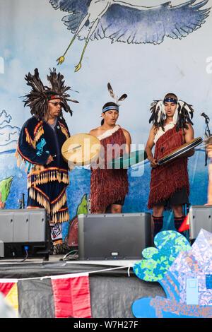 Kanadischen First Nations Künstler unterhalten die Masse an der 2019 Richmond Maritime Festival mit traditionelle Lieder und Tänze Stockfoto