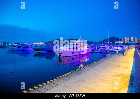 Sanya, Hainan, China - 25.06.2019: Yacht Club mit privat Boote in der Nacht Licht in Sania, China Stockfoto