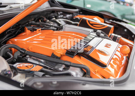 Eine Nahaufnahme eines orange Volkswagen oder VW Motor Auto Motor, oben abgestimmt wurde. Stockfoto