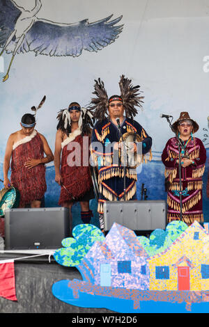 Kanadischen First Nations Künstler unterhalten die Masse an der 2019 Richmond Maritime Festival mit traditionelle Lieder und Tänze Stockfoto