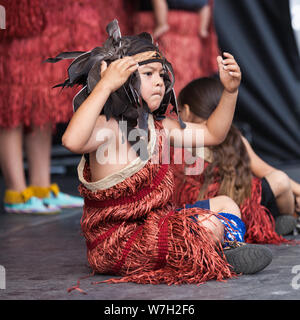 Kanadischen First Nations Künstler unterhalten die Masse an der 2019 Richmond Maritime Festival mit traditionelle Lieder und Tänze Stockfoto