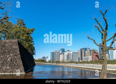 Wolkenkratzer in der marunouchi Bezirk mit den Wänden des Imperial Palace im Vordergrund, Tokio, Japan Stockfoto