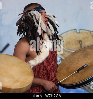 Kanadischen First Nations Künstler unterhalten die Masse an der 2019 Richmond Maritime Festival mit traditionelle Lieder und Tänze Stockfoto