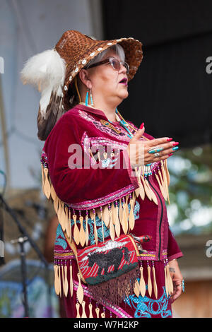 Kanadischen First Nations Künstler unterhalten die Masse an der 2019 Richmond Maritime Festival mit traditionelle Lieder und Tänze Stockfoto